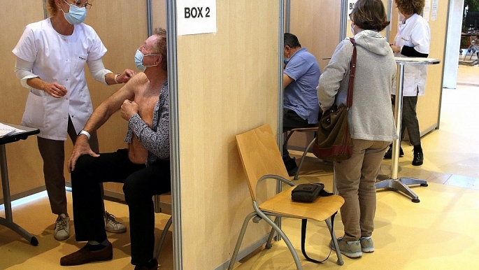 Người dân Pháp đang được tiêm vắc-xin Pfizer-BioNTech tại trung tâm tiêm chủng Bayonne, Pháp. (Ảnh: AP)