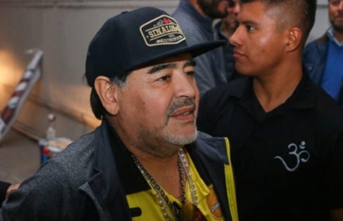 Huyền thoại Maradona nổi điên đấm cả phóng viên