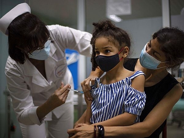 Trẻ em đang được tiêm vắc-xin Soberana-02 tại Cuba. (Ảnh: AP)