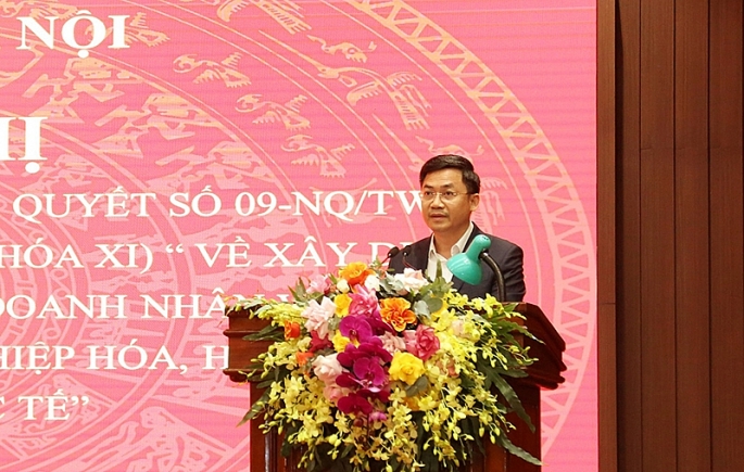  Phó Chủ tịch UBND TP Hà Minh Hải trình bày báo cáo tại hội nghị.