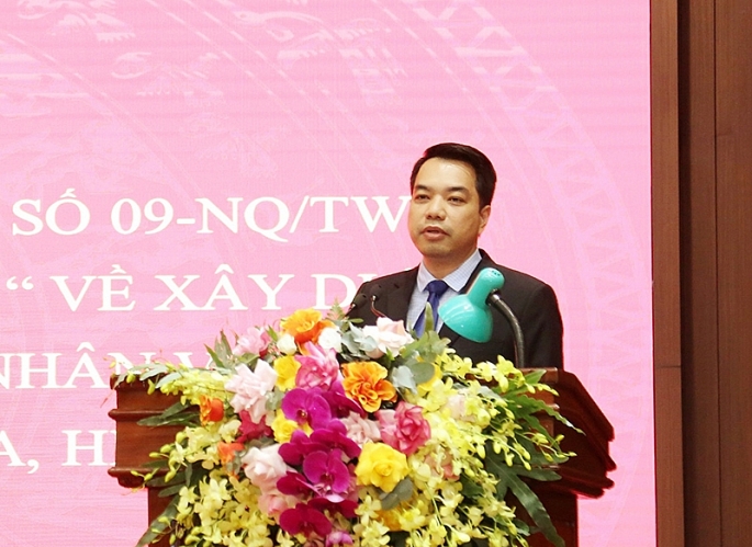  Bí thư Đảng ủy, Phó Chủ tịch kiêm Tổng Thư ký Hiệp hội Doanh nghiệp nhỏ và vừa TP Hà Nội (Hanoisme) Mạc Quốc Anh trình bày tham luận tại hội nghị.