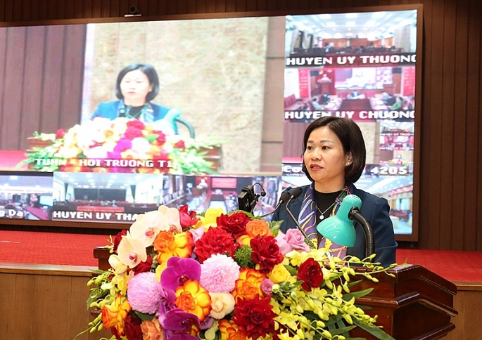  Phó Bí thư Thường trực Thành ủy Nguyễn Thị Tuyến trình bày tham luận tại hội thảo.