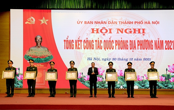  Phó Chủ tịch Thường trực UBND TP Lê Hồng Sơn trao Bằng khen của Thủ tướng Chính phủ cho các cá nhân.
