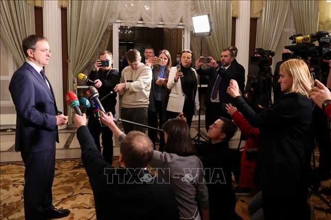 Trưởng phái đoàn Nga Vladimir Medinsky phát biểu với báo giới sau cuộc đàm phán với phía Ukraine tại vùng Gomel, gần biên giới Belarus-Ukraine ngày 28/2/2022. Ảnh: AFP/TTXVN