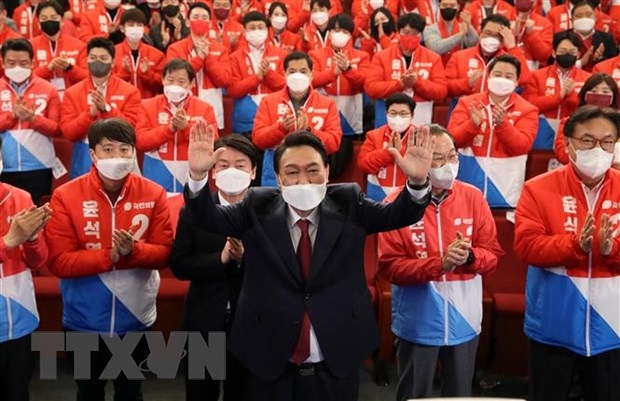 ng Yoon Suk-yeol (giữa, phía trước), ứng viên tranh cử tổng thống của đảng Sức mạnh Quốc dân (PPP) Hàn Quốc, vui mừng sau khi kết quả bầu cử được công bố, tại Seoul, ngày 10-3-2022. Ảnh:TTXVN+