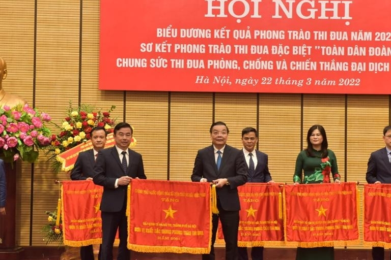 Báo Kinh tế & Đô thị nhận Cờ thi đua của Chính phủ