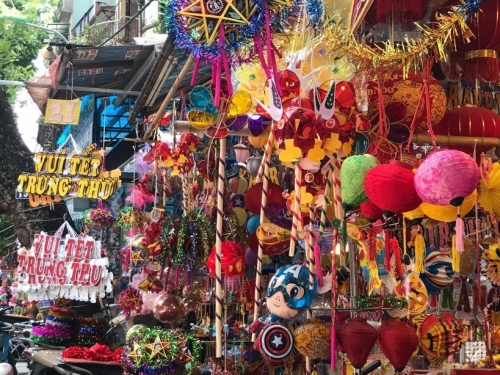 Phố Hàng Mã như khoác chiếc áo màu sặc sỡ dịp cận Tết Trung thu