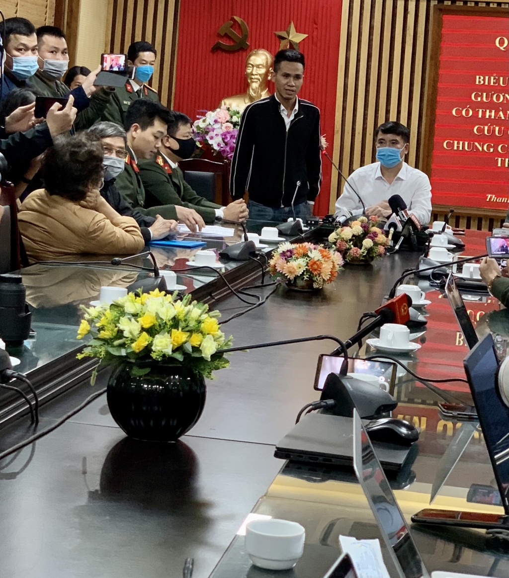 UBND quận Thanh Xuân trao danh hiệu “Người tốt việc tốt” cho “người hùng” Nguyễn Ngọc Mạnh