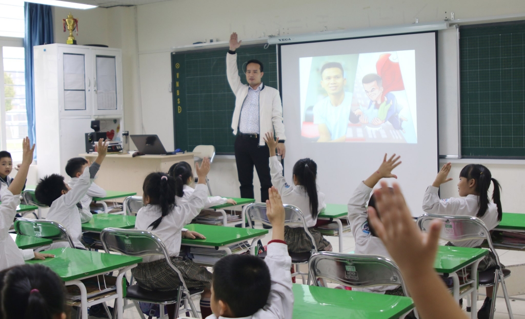 Anh Nguyễn Ngọc Mạnh đi vào tiết kỹ năng sống của học sinh