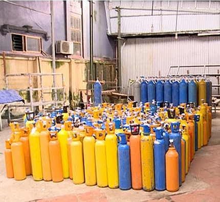 Phát hiện 600 bình khí cười tại kho xưởng của 1 công ty phat hien 600 binh khi cuoi tai kho xuong cua 1 cong ty