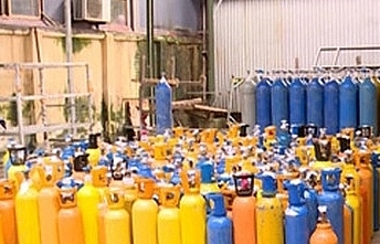 Phát hiện 600 bình khí cười tại kho xưởng của 1 công ty