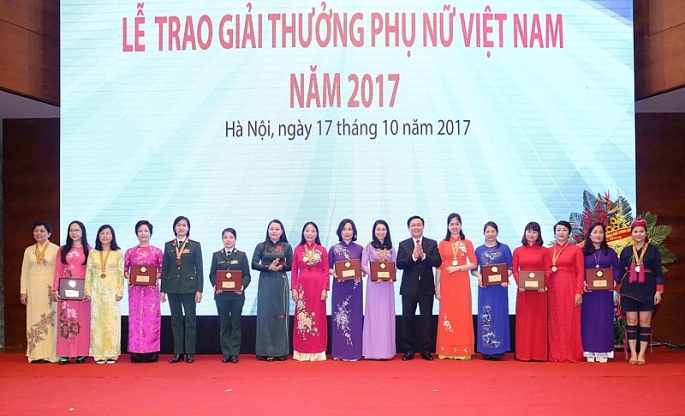 trao giai thuong phu nu viet nam nam 2017 cho 8 tap the 10 ca nhan xuat sac