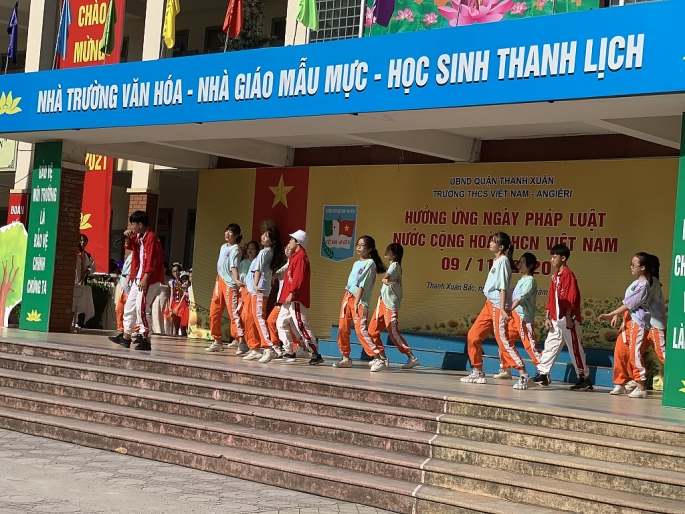 truong thcs viet nam angieri tuyen truyen phap luat bang nhieu hinh thuc sang tao