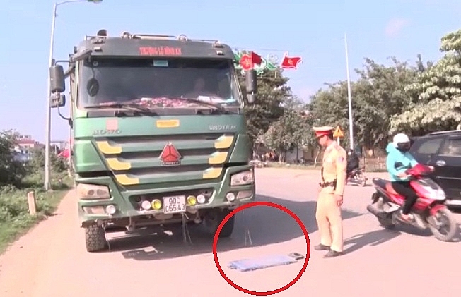 Xe quá tải gây ảnh hưởng đến đời sống người dân bị Đội CSGT số 12 xử lý nghiêm doi csgt so 12 xu ly xe qua tai gay anh huong den doi song nguoi dan