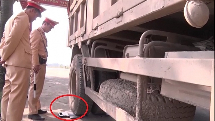 Xe quá tải gây ảnh hưởng đến đời sống người dân bị Đội CSGT số 12 xử lý nghiêm doi csgt so 12 xu ly xe qua tai gay anh huong den doi song nguoi dan