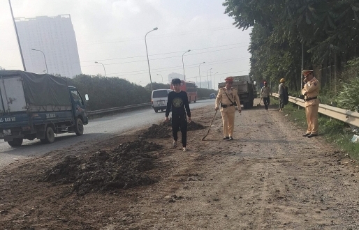 CSGT Hà Nội “xử lý nhanh” vệt đất, cát rơi trên đường cao tốc đảm bảo an toàn cho người tham gia giao thông
