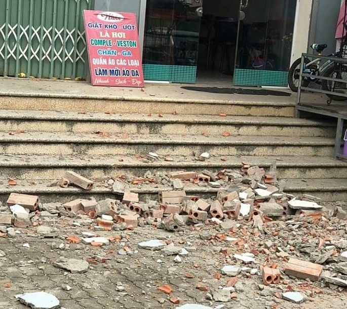 Hơn 2 mét tường gạch bất ngờ đổ từ tầng 7 chung cư xuống đất hon 2 met tuong gach bat ngo do tu tang 7 chung cu xuong dat