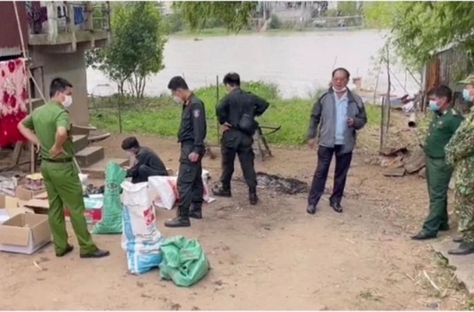 Tổ liên ngành chống buôn lậu tỉnh phối hợp cùng Công an xã Phú Hội, huyện An Phú đồng loạt kiểm tra hộ kinh doanh mua bán thuốc BVTV Nguyễn Văn Lừng