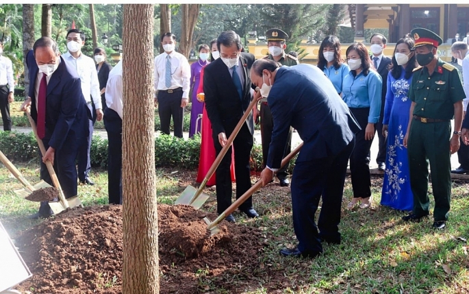 Chủ tịch nước Nguyễn Xuân Phúc trồng cây lưu niệm trong khuôn viên Khu lưu niệm của Chủ tịch Tôn Đức Thắng