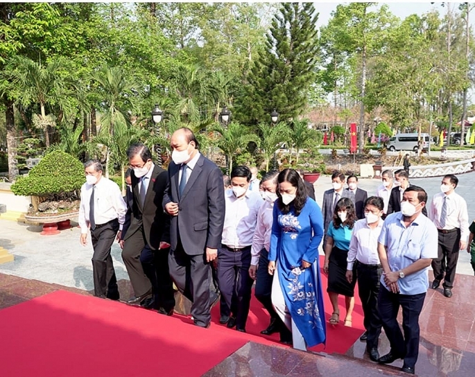 Chủ tịch nước Nguyễn Xuân Phúc vào Khu lưu niệm Chủ tịch Tôn Đức Thắng