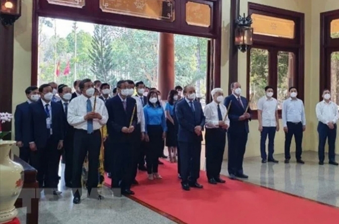 Chủ tịch nước Nguyễn Xuân Phúc và các đại biểu đã thành kính dâng hoa, dâng hương, dành phút mặc niệm tưởng nhớ Chủ tịch Tôn Đức Thắng 