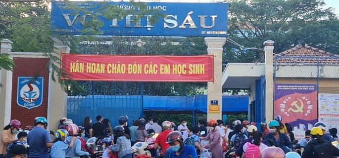  Không khí tấp nập phụ huynh đưa con đến trường tiểu học Võ Thị Sáu, quận Gò Vấp trong sáng 14-2