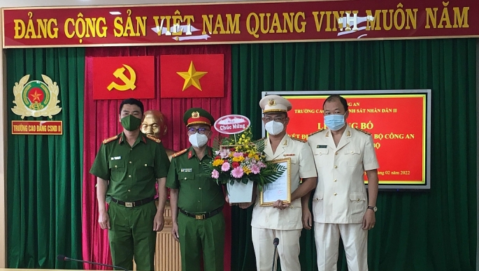 Ban Giám hiệu Trường Cao đẳng CSND II tặng hoa chúc mừng Trung tá Lê Nguyễn Quốc Việt