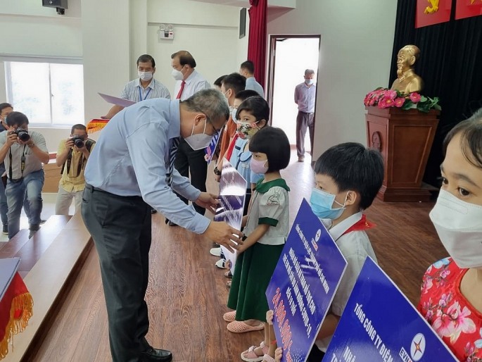Tổng giám đốc EVNHCMC Nguyễn Văn Thanh trao biều trưng bảo trợ và thăm hỏi các bé bị ảnh hưởng nặng nề bởi dịch Covid-19.
