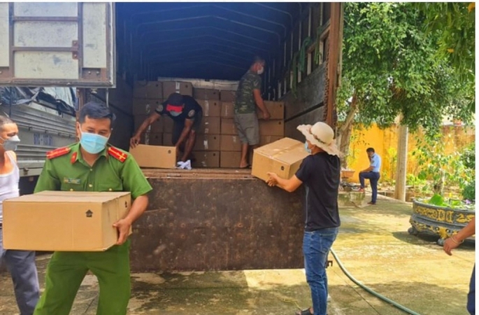 Cơ quan chức năng bắt quả tang vụ vận chuyển 2.000 chai thuốc bảo vệ thực vật đã bị cấm lưu hành ở Việt Nam.