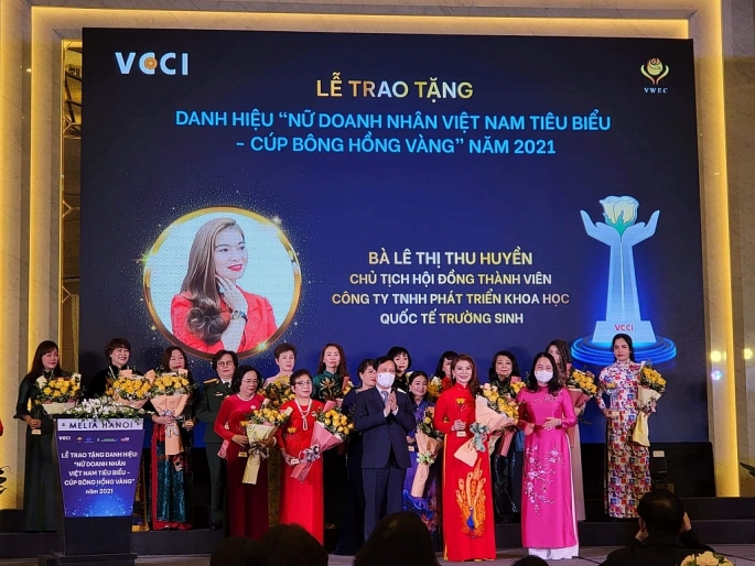 Chị Lê Thị Thu Huyền nữ uỷ viên Ủy ban Hội doanh nghiệp trẻ Gia Lai Chủ Tịch hội đồng thành viên Trường Sinh Group, đạt danh hiệu Nữ doanh nhân Việt Nam tiêu biểu – Cúp Bông Hồng Vàng 2021