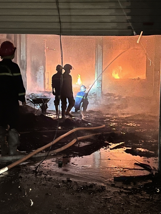 Dập tắt đám cháy tại xã Hữu Bằng