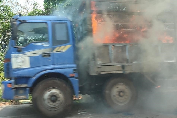 Chiếc xe tải mang BKS 29C-330.84 đang lưu thông trên đường thì bất ngờ bốc cháy.