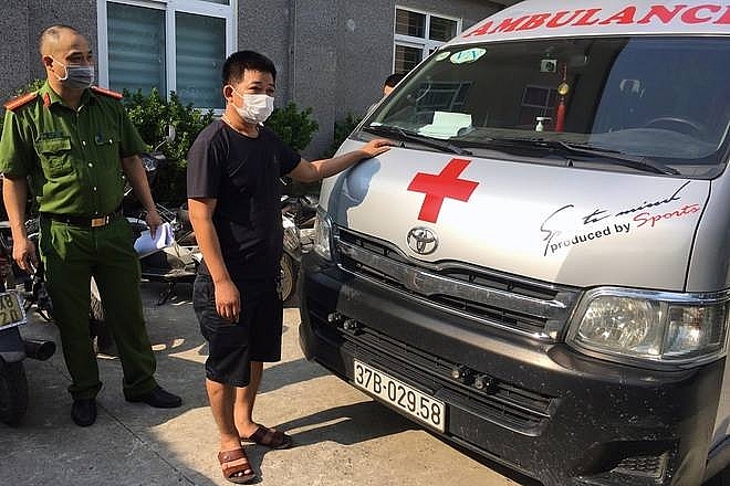 Tài xế lái xe cứu thương nhận chở hai người vượt chốt kiểm dịch vào Hà Nội đối mặt với mức phạt 40 triệu đồng.