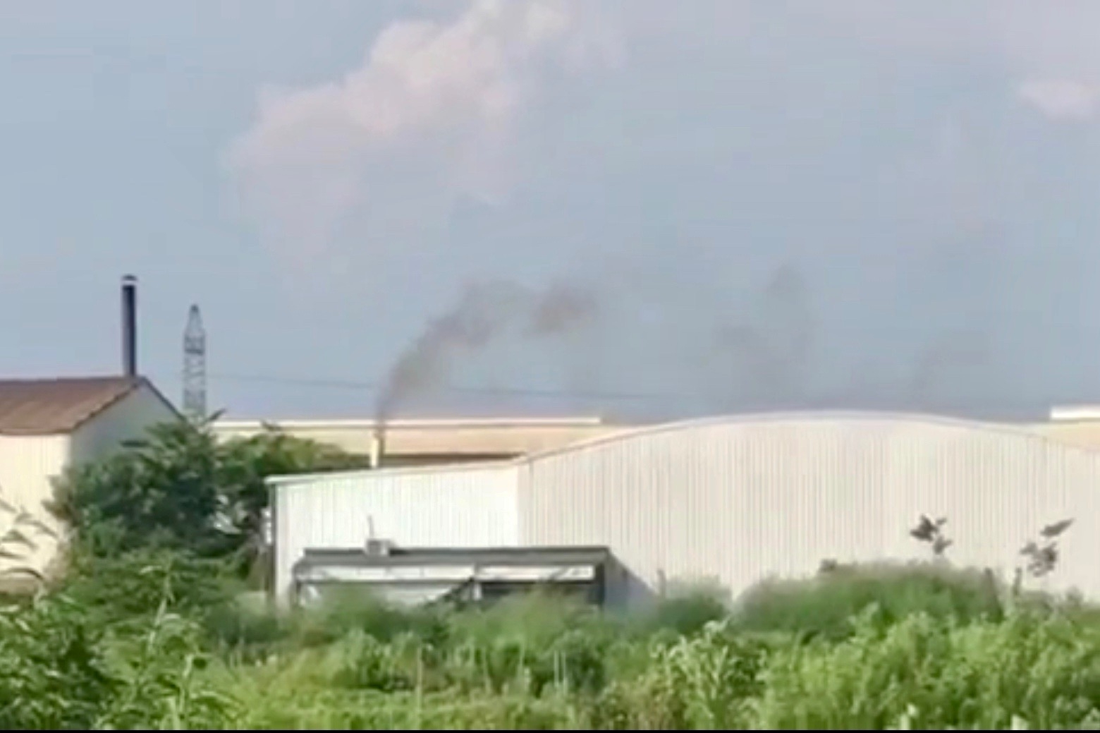 Huyện Mê Linh, Hà Nội: Người dân “than khổ” vì cụm nhà xưởng xả khói gây ô nhiễm