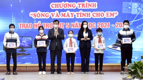 Ngành GD&ĐT Hà Nội trao hỗ trợ đợt 5 chương trình “Sóng và máy tính cho em”