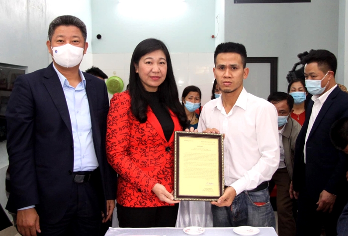 Trao Thư khen của Bí thư Thành ủy và Bằng khen của Chủ tịch UBND thành phố cho anh Nguyễn Ngọc Mạnh