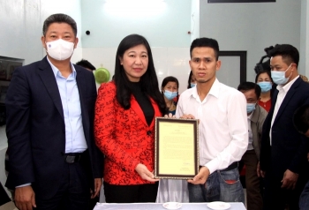 Trao Thư khen của Bí thư Thành ủy và Bằng khen của Chủ tịch UBND thành phố cho anh Nguyễn Ngọc Mạnh