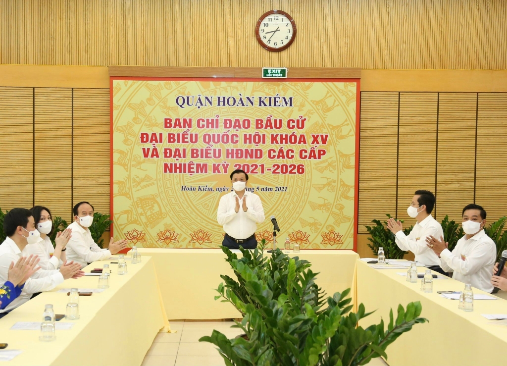 Bí thư Thành ủy Đinh Tiến Dũng kiểm tra công tác tổ chức bầu cử tại quận Hoàn Kiếm, Đống Đa