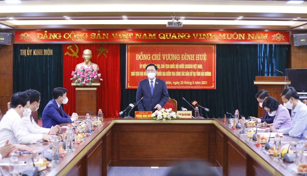 Chủ tịch Quốc hội Vương Đình Huệ kiểm tra công tác bầu cử tại Hải Dương