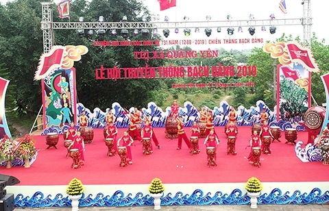 Hàng nghìn người tham dự lễ hội truyền thống Bạch Đằng 2019