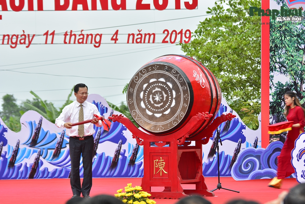 ruc ro sac mau van hoa le hoi bach dang 2019