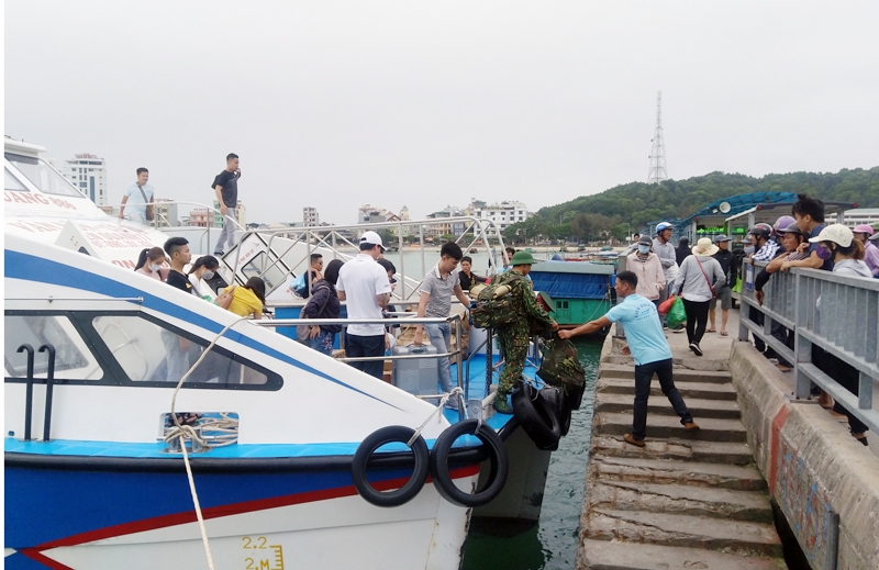 quang ninh giam gia ve tau cao toc cho nguoi dan ra dao co to