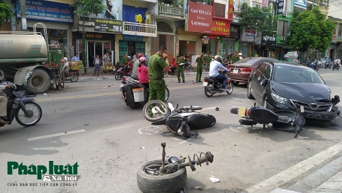 Tai nạn liên hoàn giữa ô tô và xe máy khiến ô tô gãy trục bánh trước