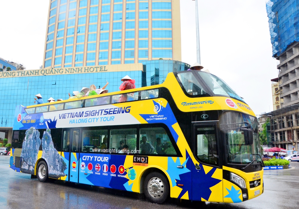 Khai trương tuyến xe buýt 2 tầng phục vụ khách du lịch tại Hạ Long