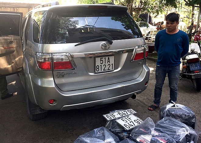 Bị CSGT truy đuổi, nhóm buôn thuốc lá lậu bỏ của chạy lấy người bi csgt truy duoi nhom buon thuoc la lau bo cua chay lay nguoi