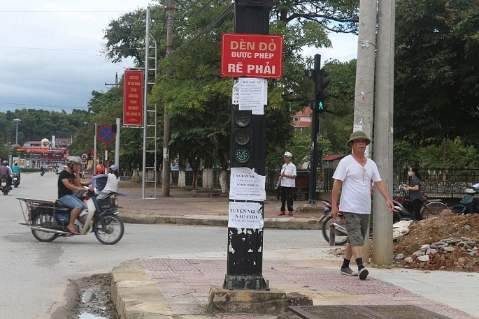 ha noi xu ly nghiem quang cao trai phep tren cot tu den tin hieu giao thong