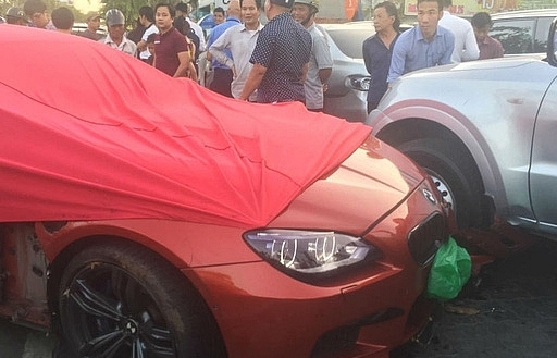 Tài xế BMW che biển số sau khi gây tai nạn liên hoàn