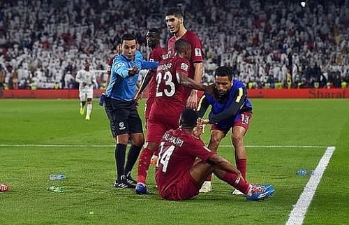 AFC vào cuộc vụ CĐV UAE ném giày dép vào tuyển Qatar