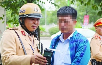 phat mot thay giao gan 40 trieu dong vi uong ruou lai xe nguoc duong