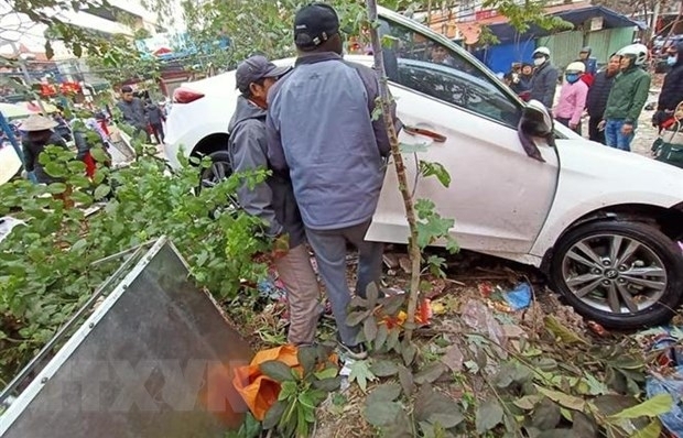 Ô tô mất lái lao vào chợ khiến nhiều người bị thương